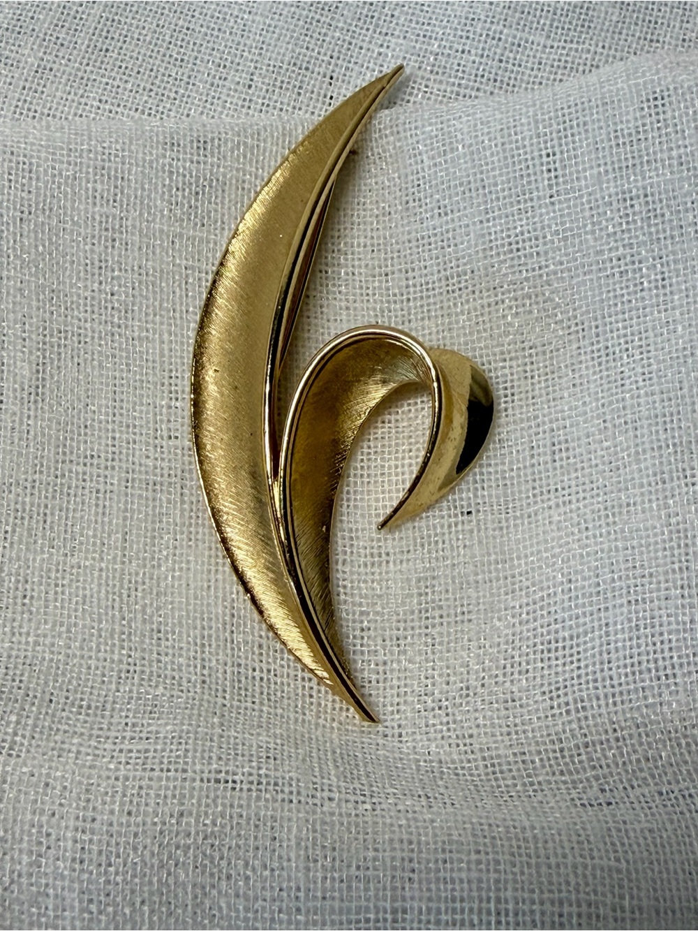 Vintage Crown Trifari Brushed Gold Split Leaf Brooch Pin 1960s Signed